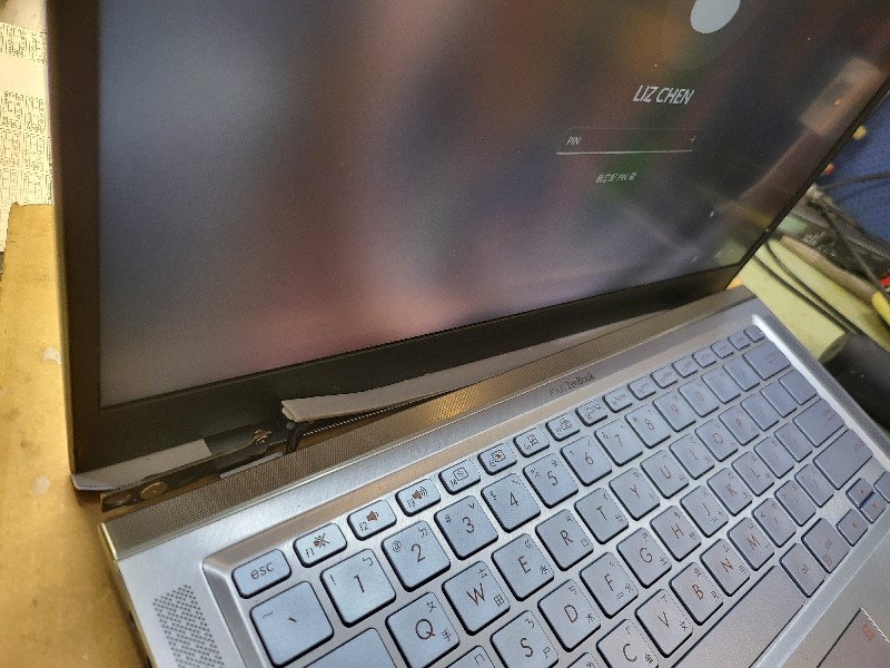 Asus ux431f 轉軸斷裂 現場維修ok.已修同問題上百台.筆電轉軸斷裂問題都可維修可來電洽詢