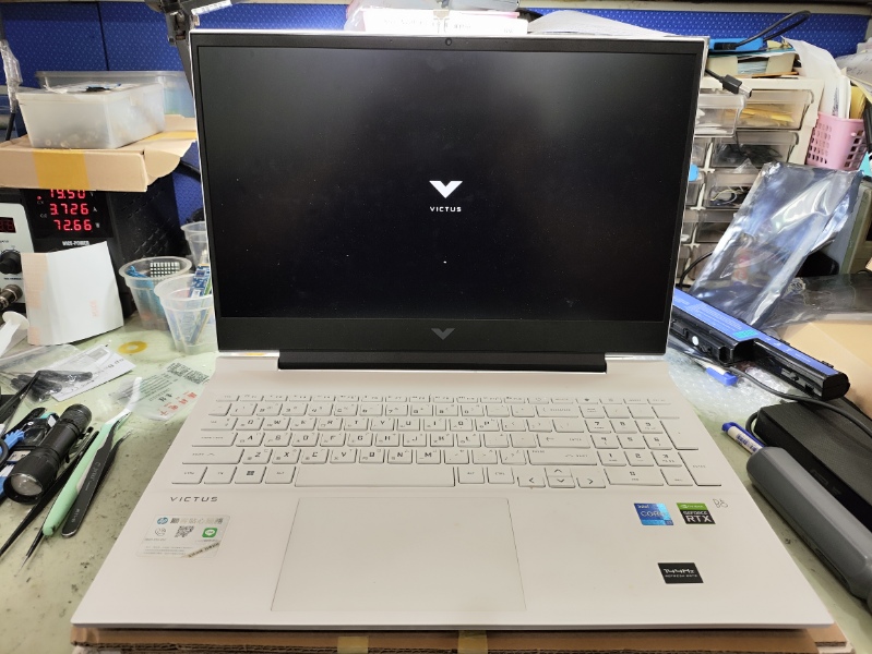 Hp laptop 16-d1025tx tpn-q263 滲水 不開機 不過電 實機拆解維修 主機版上多處滲水 導致電源ic燒掉不開機 先清除水積後再烘乾,查機板訊號電源模組電源ic零件故障,最後找到了故障電源ic更換ok完修 機板鍵盤 電池功能全測正常,滲水會快速維修