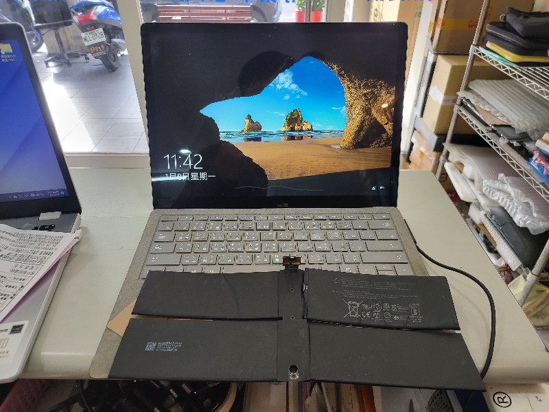 surface laptop 1769電池不充電 不續電，電池現貨現場安裝ok,各廠牌筆電電池都有現貨.可來電洽詢.nb3c大台中筆電維修