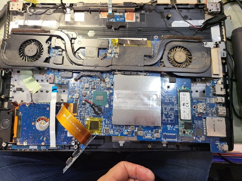 Msi ms-16h8 風扇灰塵太多銅管清潔保養散熱膏硬碟更換.現場維修