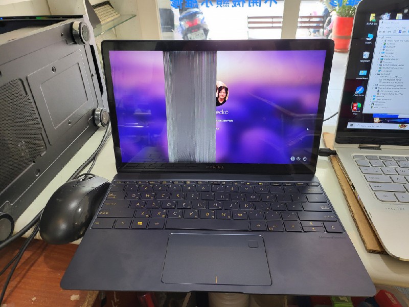 Asus ux390螢幕斷線，現貨現場安裝更換螢幕ok.nb3c大台中筆電維修