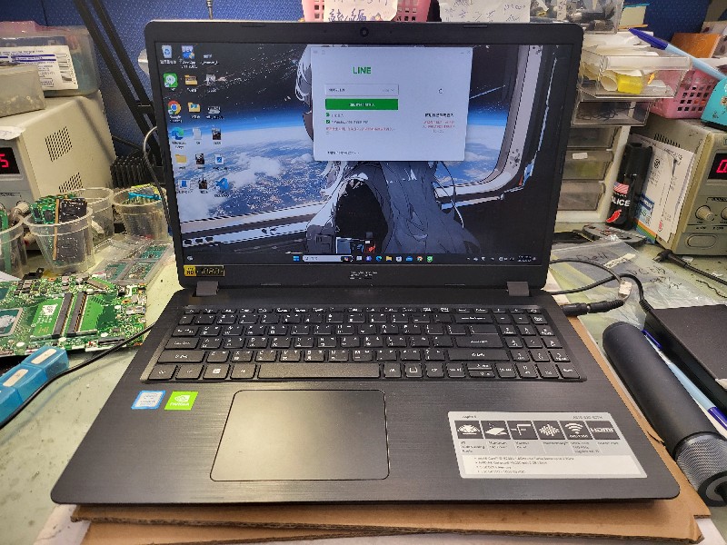 Acer a515-52g 不開機 不過電 客戶說有燒焦味，實機拆解主機板，檢測主機板背面有零件燒掉維cpu供電模組正面也有小ic燒掉，更換後有過電了，但無顯示，在查測cpu訊號有問題判定cpu擊穿損壞直接更換主機板ok，換主機板快速測試功能正常，精修筆電主機板有同問題都可送來門市維修。nb3c大台中筆電維修