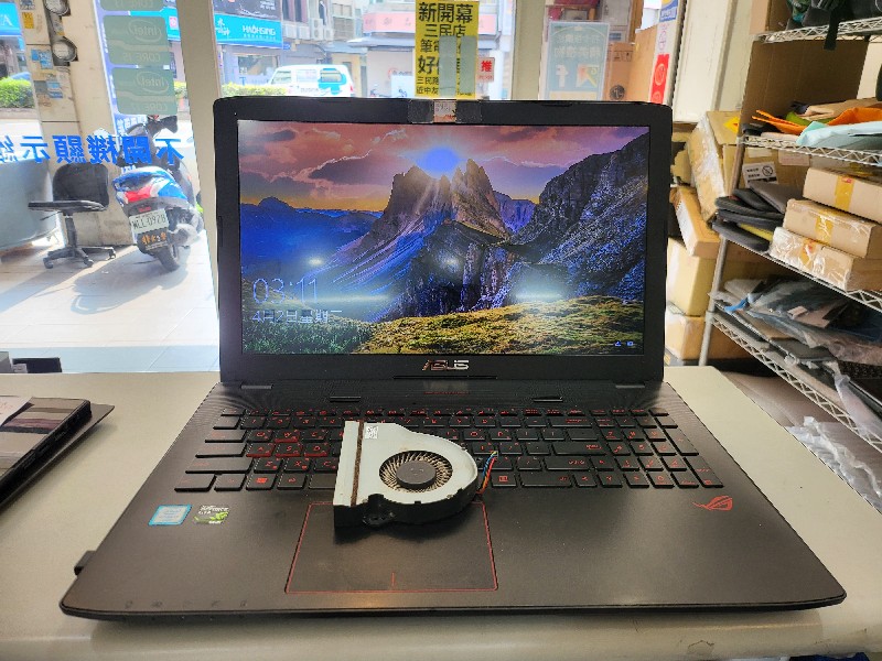 Asus gl552 風扇不轉，實機拆解主機板風扇灰塵卡死不轉，更換全新風扇ok,現貨現場安裝各廠牌風扇都有可送到門市維修.nb3c大台中筆電維修
