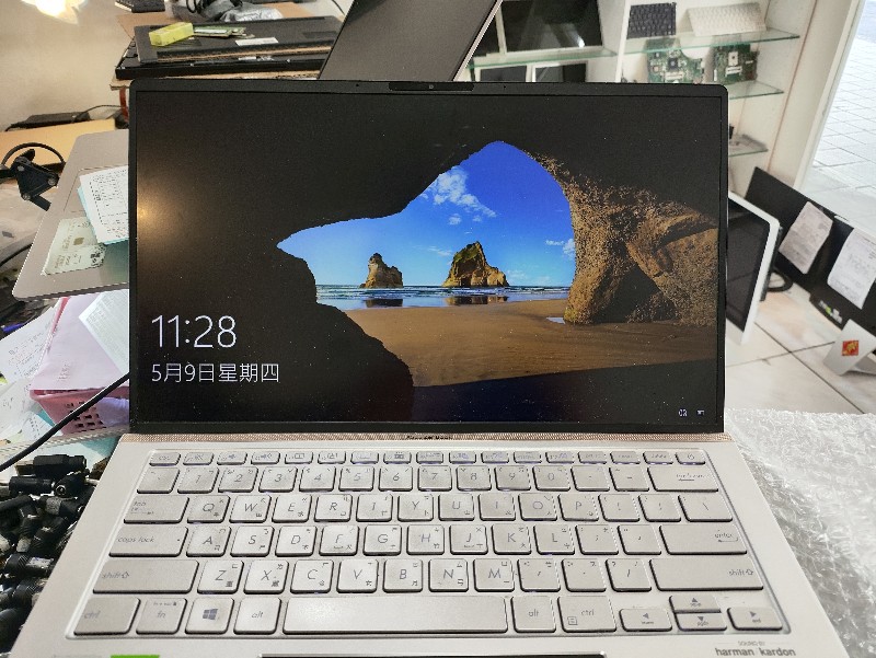 Asus ux434 急件 不開機 不過電 按電源無反應 實機拆解維修 拆主機板裸板測試接電時瞬間有電流到1.3多a就掉電，查主機板電源訊號都正常，剛檢測時以為bios資料問題刷了一樣，在查機板各ic訊號，測到有ic阻值非常低拆下更換阻值正常了，接電直接開機電流正常 asus logo出來，維修ok.維修技術不透漏維修點，現場維修急件1-2小時完修，nb3c專業精修主機板