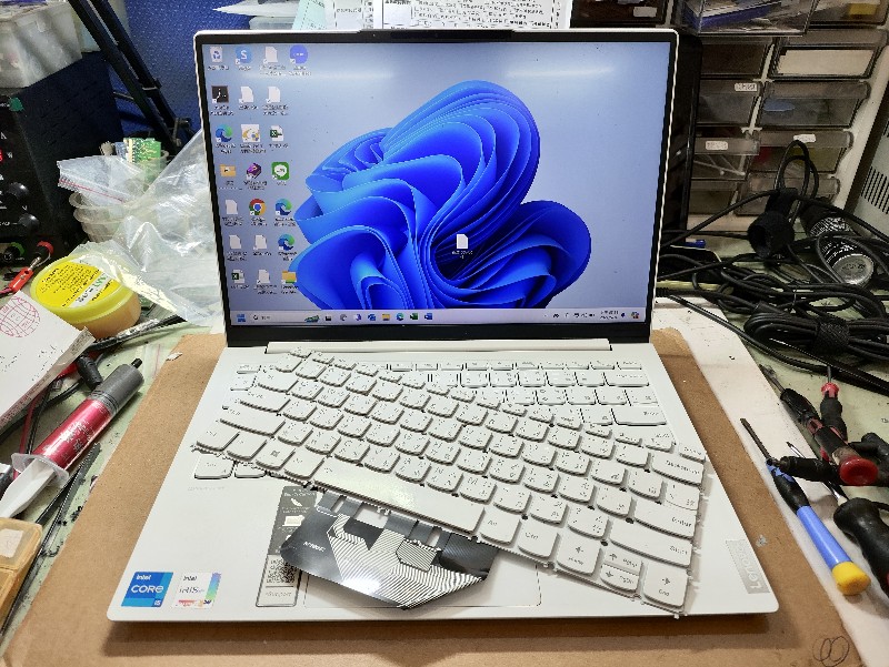 Lenovo yoga slim 7 carbon 13itl5 鍵盤故障，按鍵不能按 卡鍵 實機拆解維修更換全新鍵盤ok,各廠牌鍵盤都有現貨現場安裝快速維修