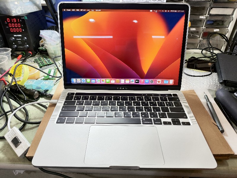 實機拆解維修 Apple a2338 不開機 不過電 按開機無反應，插電源type c只有5v,拆主機板檢測，主機板有小短路，對照點位圖找到訊號短路點，短路訊號一個一個移開找到短路零件更換ok.專業精修主機板