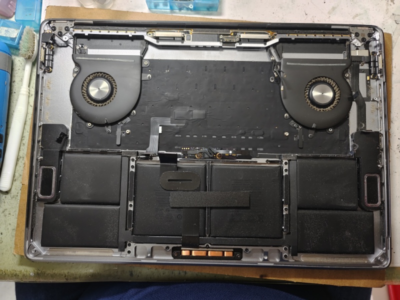 APPLE A1990 實機拆解維修 不過電不開機,插電無反應 檢測主機板電源訊號 有短路 查到電源模組零件故障更換後OK開機顯示正常 裝機測OK 技術故障位置不方便透露 專業各廠牌筆電都有維修,螢幕 鍵盤 外殼轉軸 主機板專業維修 快速維修當天可維修好 可來電洽詢 LINE:@nb3c