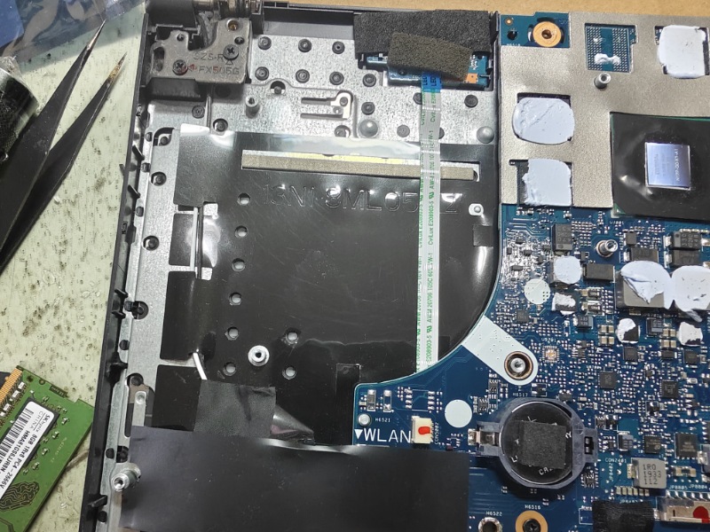 Asus fx505d 電池不續電 現貨更換電池 實機拆解 風扇卡灰塵很多 告知客戶同意清潔保養 散熱膏重換新 風扇清潔 更換全新電池 ok,各廠牌電池都有可現場更換 筆電清潔保養 筆電專業維修 有問題都可來電洽詢 line:@nb3c