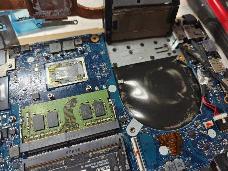 Asus fx505d 電池不續電 現貨更換電池 實機拆解 風扇卡灰塵很多 告知客戶同意清潔保養 散熱膏重換新 風扇清潔 更換全新電池 ok,各廠牌電池都有可現場更換 筆電清潔保養 筆電專業維修 有問題都可來電洽詢 line:@nb3c