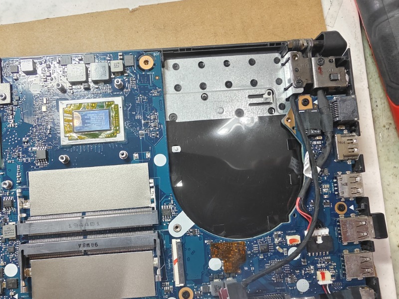 Asus fx505d 電池不續電 現貨更換電池 實機拆解 風扇卡灰塵很多 告知客戶同意清潔保養 散熱膏重換新 風扇清潔 更換全新電池 ok,各廠牌電池都有可現場更換 筆電清潔保養 筆電專業維修 有問題都可來電洽詢 line:@nb3c