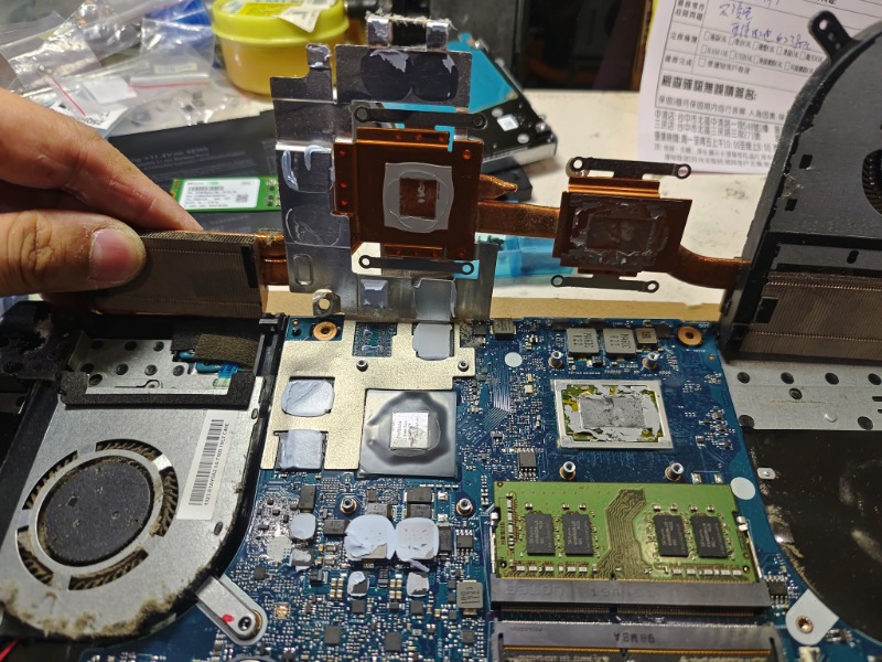 Asus fx505d 電池不續電 現貨更換電池 實機拆解 風扇卡灰塵很多 告知客戶同意清潔保養 散熱膏重換新 風扇清潔 更換全新電池 ok,各廠牌電池都有可現場更換 筆電清潔保養 筆電專業維修 有問題都可來電洽詢 line:@nb3c