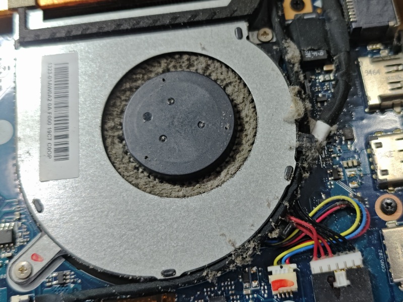 Asus fx505d 電池不續電 現貨更換電池 實機拆解 風扇卡灰塵很多 告知客戶同意清潔保養 散熱膏重換新 風扇清潔 更換全新電池 ok,各廠牌電池都有可現場更換 筆電清潔保養 筆電專業維修 有問題都可來電洽詢 line:@nb3c