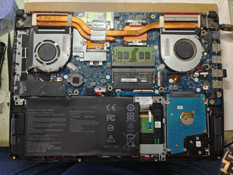 Asus fx505d 電池不續電 現貨更換電池 實機拆解 風扇卡灰塵很多 告知客戶同意清潔保養 散熱膏重換新 風扇清潔 更換全新電池 ok,各廠牌電池都有可現場更換 筆電清潔保養 筆電專業維修 有問題都可來電洽詢 line:@nb3c