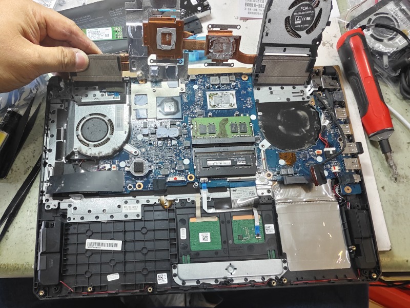 Asus fx505d 電池不續電 現貨更換電池 實機拆解 風扇卡灰塵很多 告知客戶同意清潔保養 散熱膏重換新 風扇清潔 更換全新電池 ok,各廠牌電池都有可現場更換 筆電清潔保養 筆電專業維修 有問題都可來電洽詢 line:@nb3c