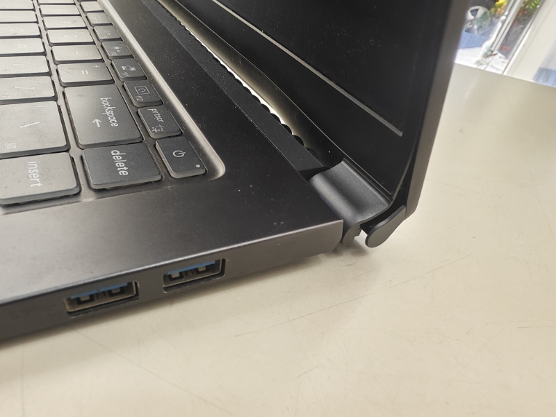 MSI 15 10SC 螢幕轉軸斷裂 現貨現場維修OK,專業各廠牌筆電都有維修,螢幕 鍵盤 外殼轉軸 主機板專業維修 快速維修當天可維修好 可來電洽詢 LINE:@nb3c