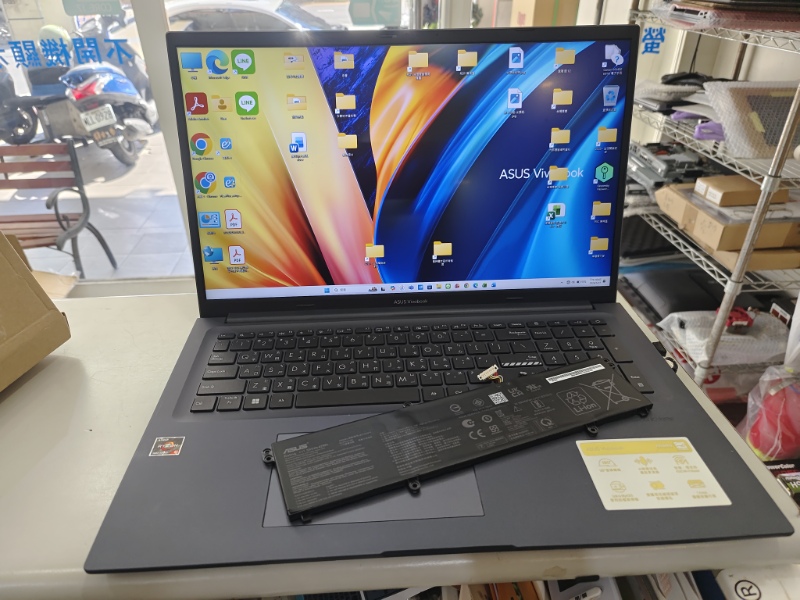 ASUS M1702Q 電池不續電 實機拆解 更換全新電池 各廠牌電池都有更換可來電洽詢nb3c大台中筆電專業維修 line:@nb3c